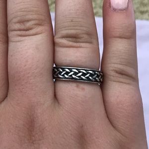 silver ring w/beautiful detail